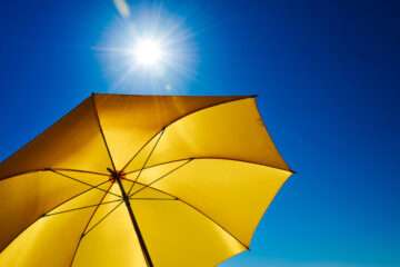 Sonnenschirm - Microneedling im sommer